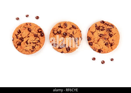 Ein Foto von Chocolate Chip Cookies, Schuß von oben auf einen weißen Hintergrund mit Kopie Raum Stockfoto