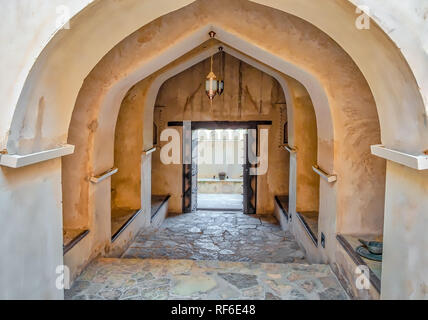 Schritte auf dem Weg zur Terrasse von Nakhal Fort, Muscat, Oman. Stockfoto
