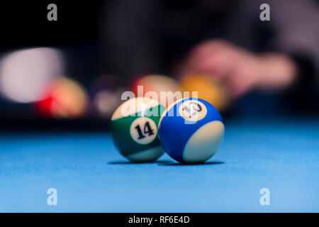 Billard spielen. Billard Kugeln und Cue auf Blau Billard Stockfoto