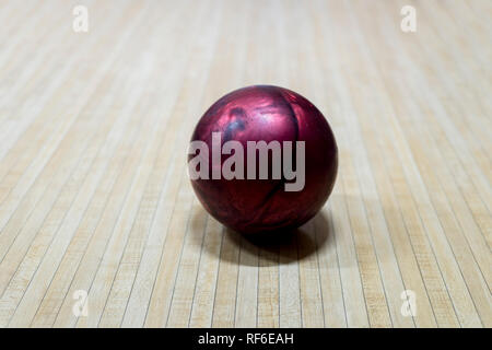 Lila Bowling Kugel auf der Spur in der Bowling Center Stockfoto