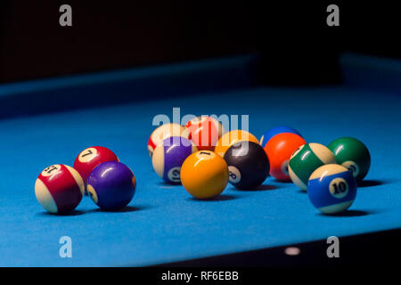 Bunte Billard Kugeln. Billard Kugel an der blauen Tabelle. Bunte American Pool Billard Kugeln Hintergrund. American Billard in bar an. Close up Billard ba Stockfoto