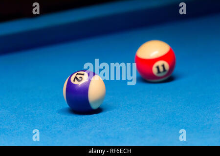 Bunte Billard Kugeln. Billard Kugel an der blauen Tabelle. Bunte American Pool Billard Kugeln Hintergrund. American Billard in bar an. Close up Billard ba Stockfoto