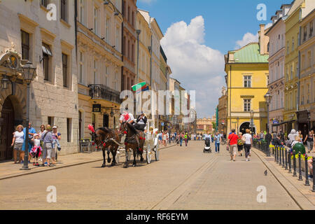 Krakau, Polen - 13. Juli 2018. Eine Pferdekutsche Touristen auf einer Stadtrundfahrt dauert, hier entlang der historischen Ulica Grodzka Straße Stockfoto