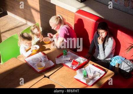 Kinder- Pavillon. Junge Mütter in einem Café mit kleinen Kindern Stockfoto