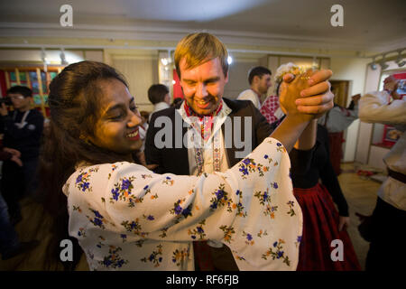 Wiederaufbau einer ethnischen alten Belarussischen Hochzeit. Ein Mann der Slawischen Auftritt in der Stickerei ist Tanz mit einer Indi Stockfoto