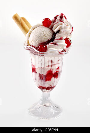 Eis Dessert mit Früchten in Sirup Glas Schale vor weißem Hintergrund Stockfoto