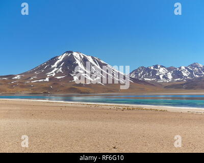 Laguna Miscanti in den chilenischen Anden. Die Wüste von Atacama im Norden von Chile ist die trockenste Region der Erde. Stockfoto