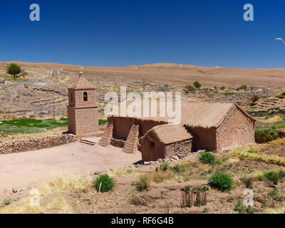 Die alte Kirche, die mit Adobe Ziegeln, von socaire. Die Wüste von Atacama im Norden von Chile ist die trockenste Region der Erde. Stockfoto