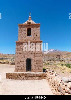 Die alte Kirche, die mit Adobe Ziegeln, von socaire. Die Wüste von Atacama im Norden von Chile ist die trockenste Region der Erde. Stockfoto