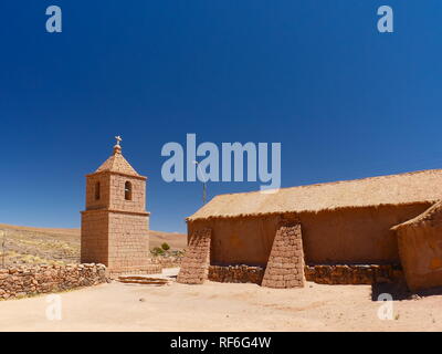 Die alte Kirche, die mit Adobe Ziegeln, von socaire. Die Wüste von Atacama im Norden von Chile ist die trockenste Region der Erde. Stockfoto