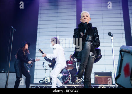 Die Schwedische pop rock Duo Roxette live Konzert bei den Danish Music festival Jelling Festival 2015 führt. Das Duo besteht aus Sängerin Marie Fredriksson (vorne) und Musiker Per Gessle (zurück). Dänemark, 23.05 2015. Stockfoto
