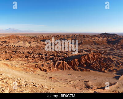 Die unglaublichen roten Felsen des Mondes Tal (Valle de la Luna) in der Nähe von San Pedro de Atacama bei Sonnenuntergang, mit anden Vulkan Licancabur in der Ferne. An Stockfoto