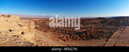 Die unglaublichen roten Felsen des Mondes Tal (Valle de la Luna) in der Nähe von San Pedro de Atacama bei Sonnenuntergang, mit anden Vulkan Licancabur in der Ferne. An Stockfoto