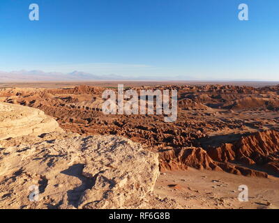 Die unglaublichen roten Felsen des Mondes Tal (Valle de la Luna) in der Nähe von San Pedro de Atacama bei Sonnenuntergang, mit anden Vulkan Licancabur in der Ferne. An Stockfoto