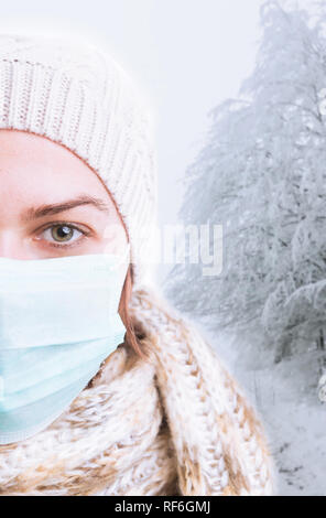 In der Nähe von Frau Winter Zubehör und Maske Gesicht, als sie sich zum Schutz vor ansteckenden Grippe in der kalten Jahreszeit Stockfoto