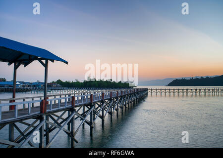 Pandan Island Morgen mit Blick auf das Neue Holz- Hafen in Tolitoli, Central Sulawesi, Indonesien Stockfoto