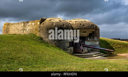 Die deutsche Waffe batterie Longues-sur-Mer eine strategische Lage mit Blick auf den D-Day Strände geboten. Es gibt vier konkrete Pil verstärkt Stockfoto