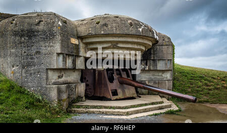 Die deutsche Waffe batterie Longues-sur-Mer eine strategische Lage mit Blick auf den D-Day Strände geboten. Es gibt vier konkrete Pil verstärkt Stockfoto