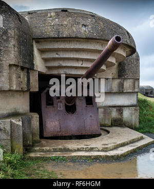 Die deutsche Waffe batterie Longues-sur-Mer eine strategische Lage mit Blick auf den D-Day Strände geboten. Es gibt vier konkrete Pil verstärkt Stockfoto