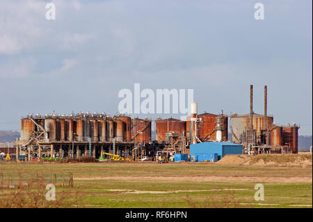 Die Überreste der Soll Haven Ölraffinerie auf dem nördlichen Ufer der Mündung der Themse in den Prozess der abgerissen wurden. Stockfoto