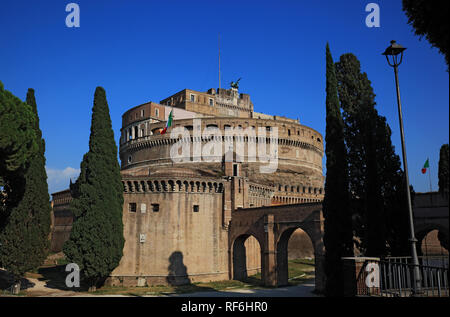 Mausoleum des Hadrian, Castel Sant'Angelo, Schloss der Heiligen Engel, Mausoleo di Adriano, mit der Passetto di Borgo, Rom, ItalyRome, Italien Stockfoto