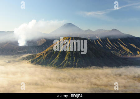 Sonnenaufgang am Bromo Tengger Semeru National Park, Ost Java, Indonesien Stockfoto