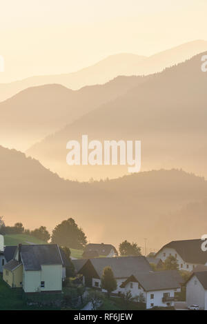 Blick über Sorica in den bewaldeten Hügeln von Gorenjska, Slowenien in der Morgendämmerung. Stockfoto