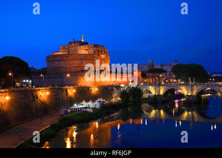 Engelsburg Castel Sant'Angelo, Mausoleo di Adriano, Mausoleum für den römischen Kaiser Hadrian, Kastellburg, und die Engelsbrücke, Ponte Sant'Angelo, Stockfoto