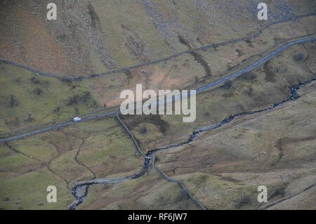 Weiß Van & Schwarze Auto auf der A 592 Kirkstone Pass Road aus dem Wainwright hohe hartsop Dodd, Dovedale, Nationalpark Lake District, Cumbria, England, Stockfoto