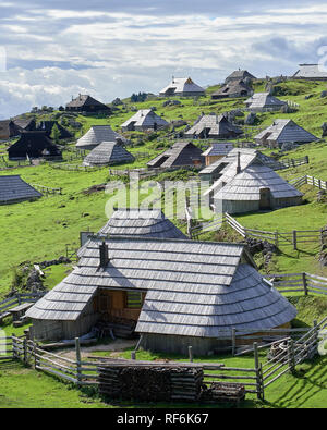 Traditionelle herdsmens Hütten auf Velika Planina, Kamnik, Gorenjska, Slowenien Stockfoto