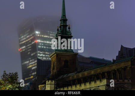 All Hallows durch den Turm einer alten Anglikanische Kirche am Byward Street in der City von London bei Nacht Stockfoto