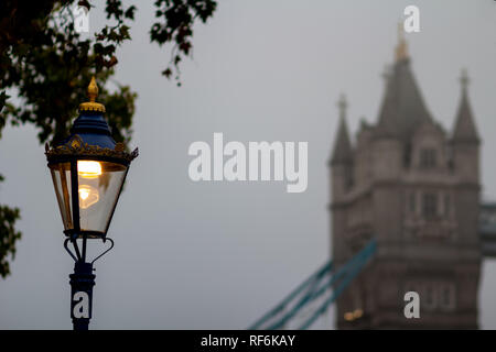 Straßenlaterne gegen die Tower Bridge in tiefe Morgennebel. London, Großbritannien Stockfoto