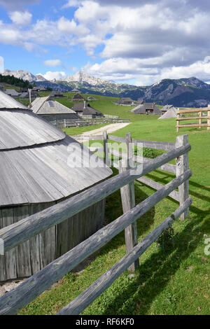 Traditionelle herdsmens Hütten auf Velika Planina, Kamnik, Gorenjska, Slowenien Stockfoto