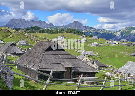 Traditionelle herdsmens Hütten auf Velika Planina, Kamnik, Gorenjska, Slowenien Stockfoto