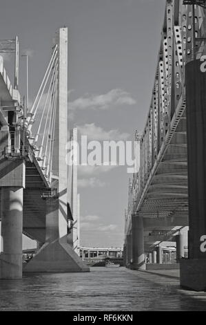 John F. Kennedy Memorial Bridge und Abraham Lincoln Brücke über den Ohio River in Louisville, Kentucky. Stockfoto