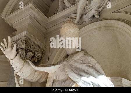 Rom, Italien, 4. JANUAR 2019: Licht ist aufschlussreich Statue von Papst Benedictus XIII in der Basilika von Saint Alexis und St. Bonifatius in Aventin, Di Stockfoto