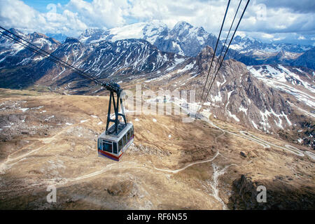 Gondel zum Sass Pordoi, italienischen Dolomiten Stockfoto