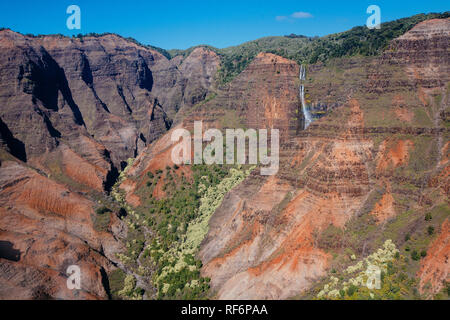 Luftaufnahme von Waipoo fällt und Waimea Canyon in Kauai Stockfoto