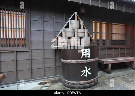 Traditionelle japanische Holz- Wasserbehälter Okage yokocho Ise Stadt Japans. Übersetzung für Japaner auf Wassertank geschrieben - Wasser für die Bewässerung. Stockfoto