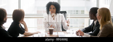 Horizontale Foto afrikanischen weibliche Boss reden Corporate Meeting Stockfoto