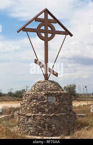 Jewpatoria, Krim, Russland - Juli 5, 2018: Anbetung Kreuz am Eingang zum Ferienort Jewpatoria, Krim Stockfoto