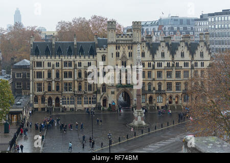 LONDON, GROSSBRITANNIEN, 24. November 2018: Die Westminster Gelehrten War Memorial oder der Krim und Indische Meuterei Memorial und der Generalstaatsanwaltschaft in Breiten Heiligtum. Misty Morning Stockfoto