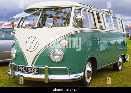 Ein klassischer Vintage Volkswagen split screen Wohnmobil an einem Auto Show genommen. Stockfoto