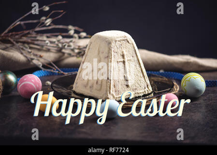 Eine Karte mit traditionellen Osterkuchen und bunte Eier und Text im rustikalen Stil. Frohe Ostern Stockfoto