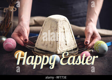 Eine Karte mit traditionellen Osterkuchen und bunte Eier und Text im rustikalen Stil. Frohe Ostern Stockfoto