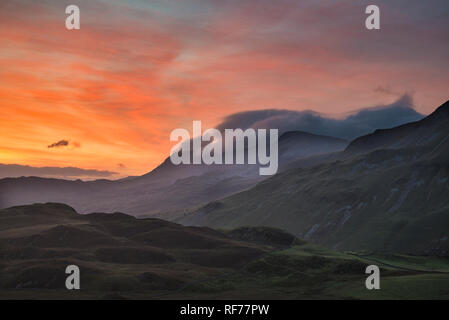 Atemberaubende bunte Landschaft Bild der Berge rund um Cregennen Seen in Snowdonia auf Sonnenaufgang morgen Winter Stockfoto