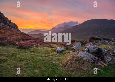 Atemberaubende bunte Landschaft Bild der Berge rund um Cregennen Seen in Snowdonia auf Sonnenaufgang morgen Winter Stockfoto