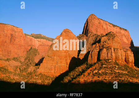 USA, Utah, Zion National Park, Sonnenuntergang rötet Navajo Sandstein Klippen von Holz Top Mountain, Kolob Canyons area. Stockfoto