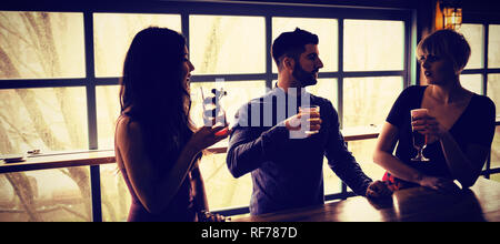 Freunde genießen die Getränke in der Bar Stockfoto