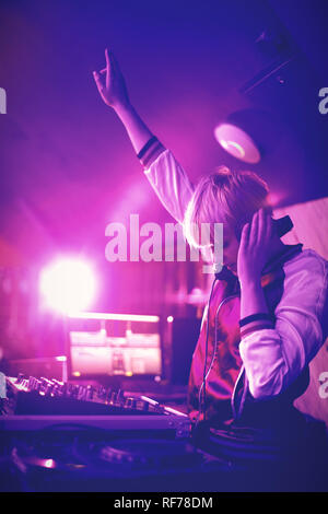 Weibliche dj winkende Hand während der Wiedergabe von Musik in der Bar Stockfoto